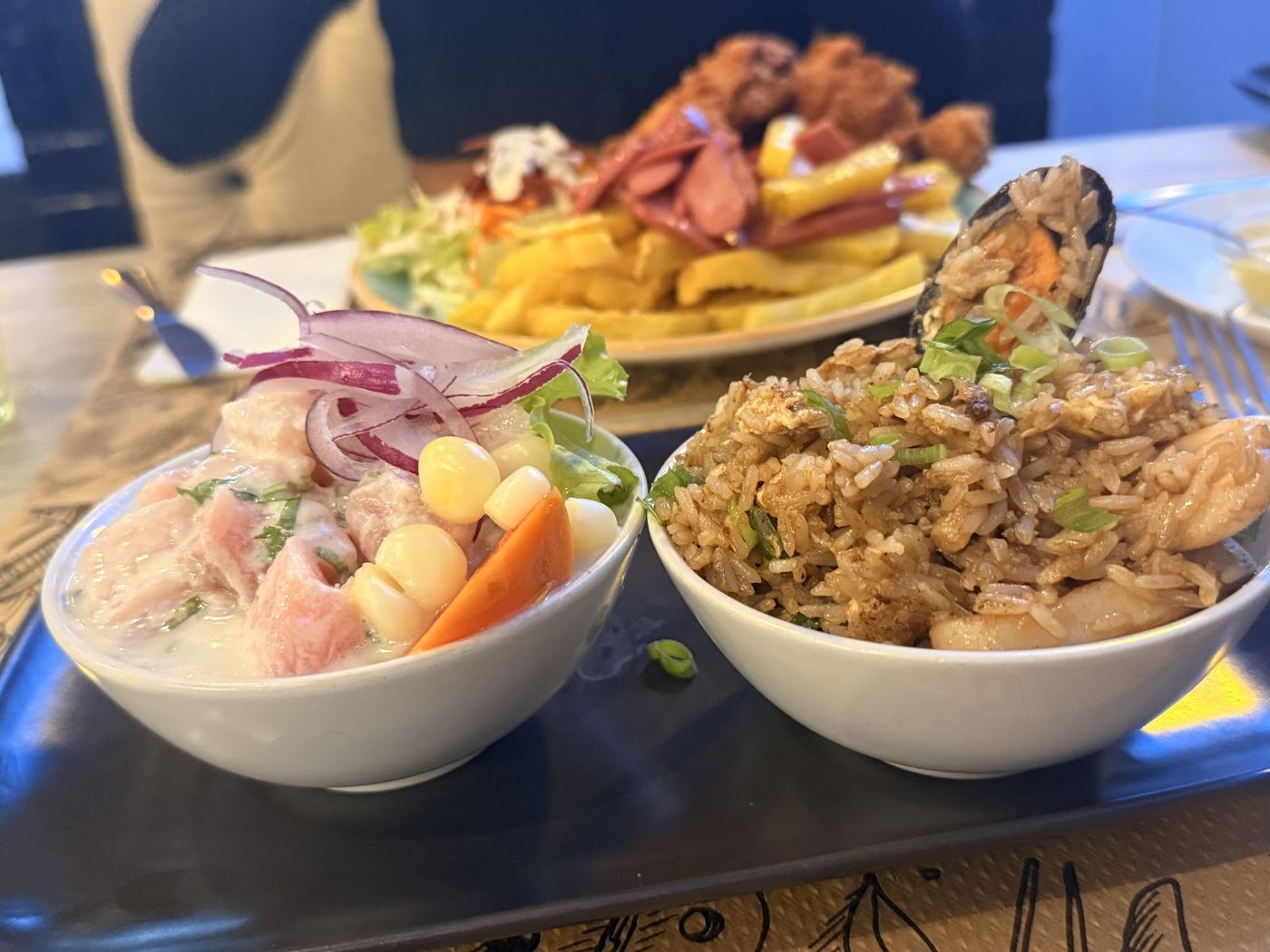 Arroz Chaufa peruano con pollo, huevo y verduras.